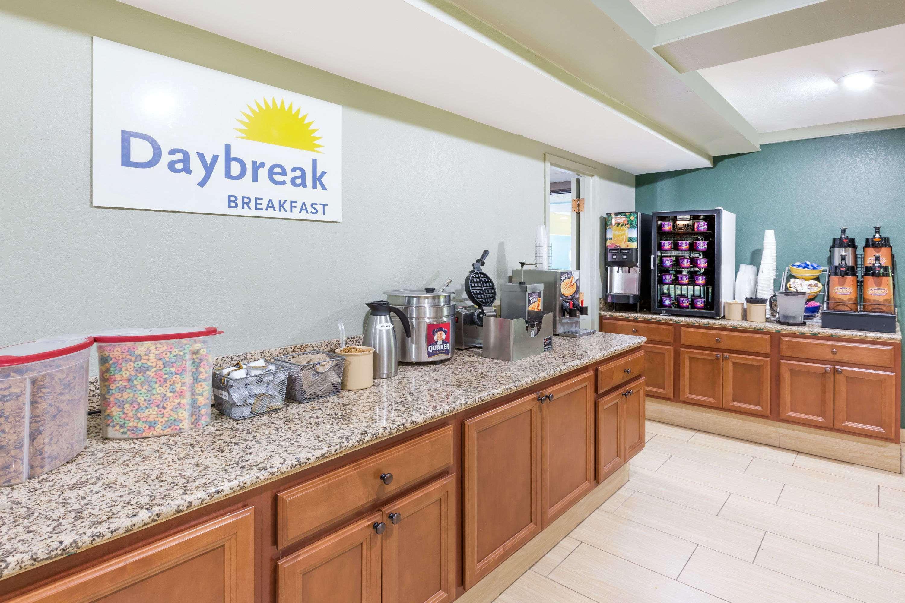 Days Inn By Wyndham Clive - West Des Moines Exterior foto
